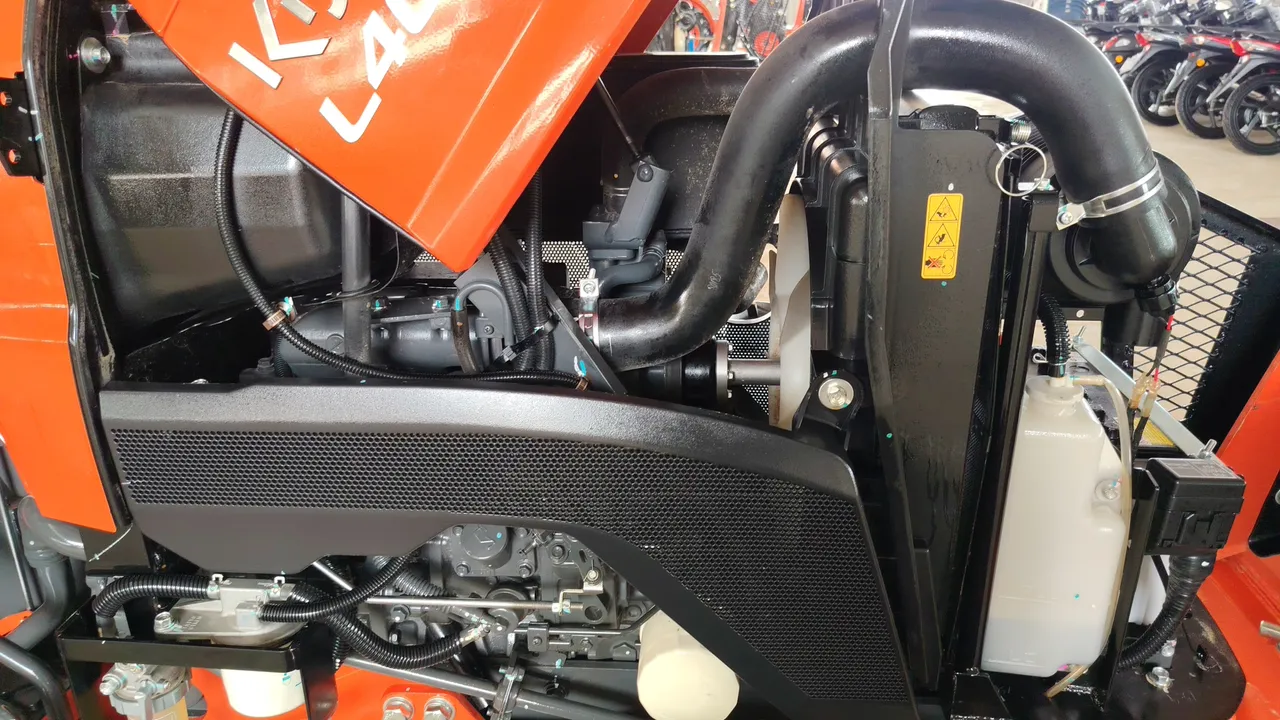 2025 Kubota L4028 – Engine