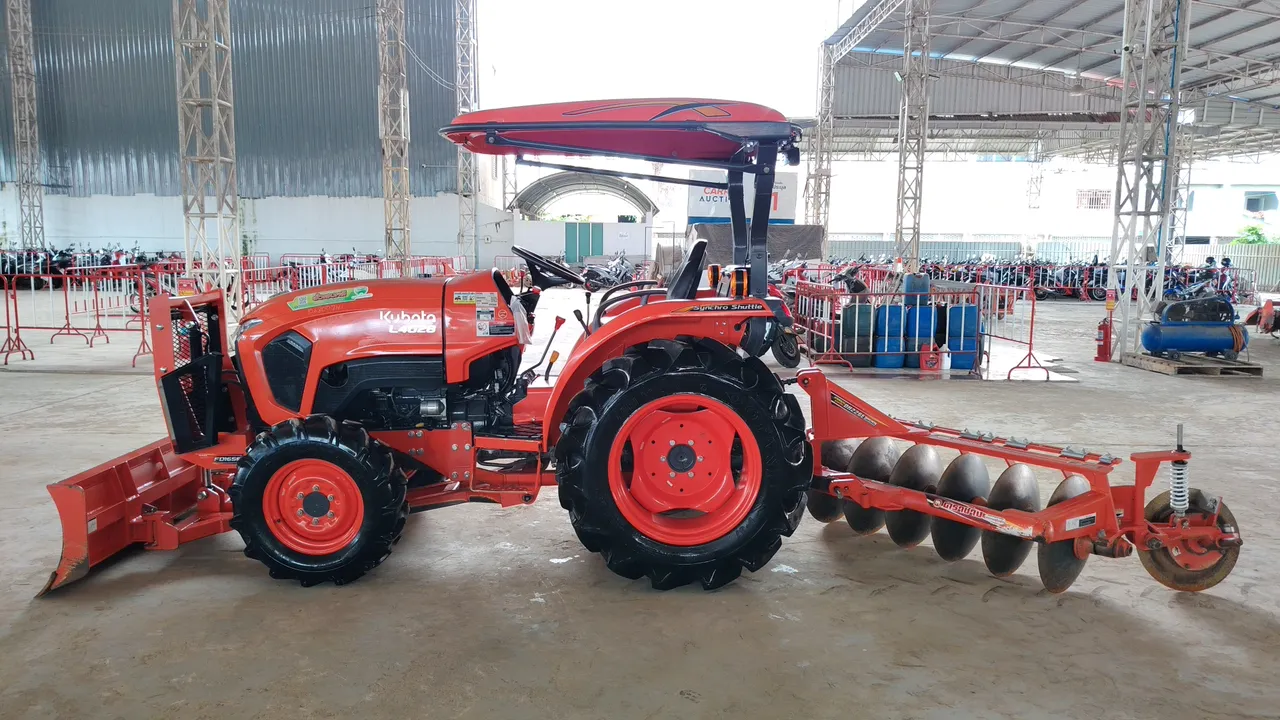 2025 Kubota L4028 – Side