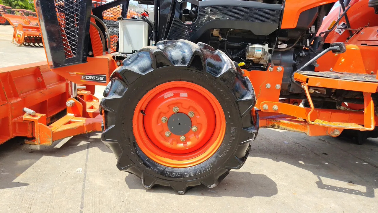 2016 Kubota L4028 – Exterior
