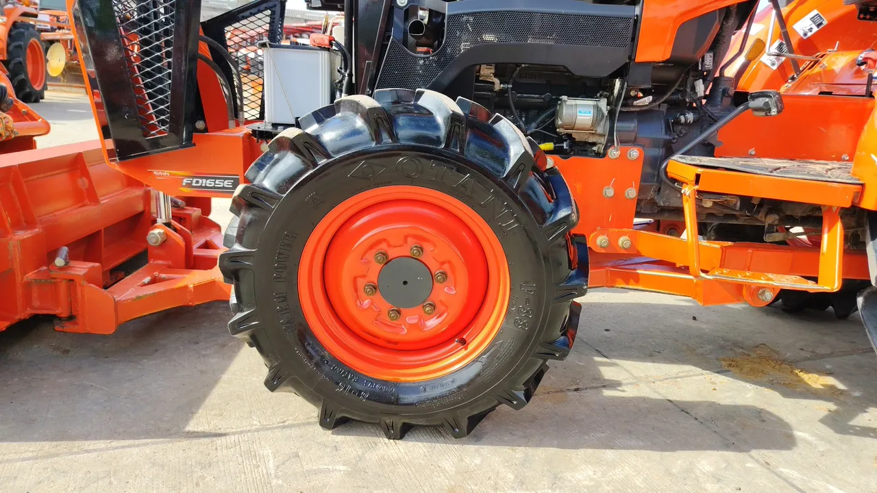 2016 Kubota L4028 – Exterior